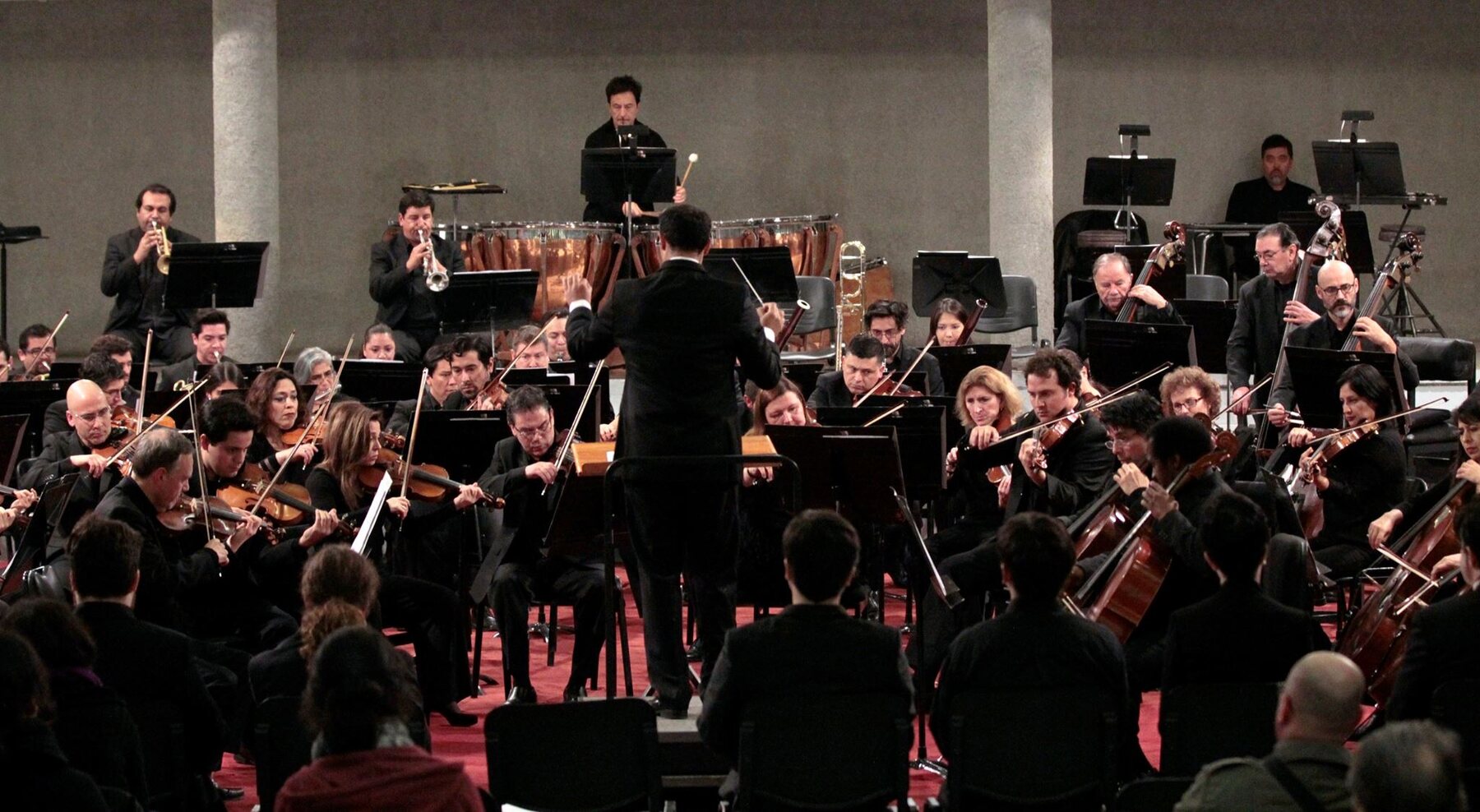 Plano general de la sala con la orquesta completa