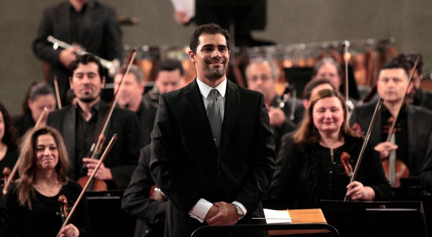 Saludando entre los músicos al final del concierto
