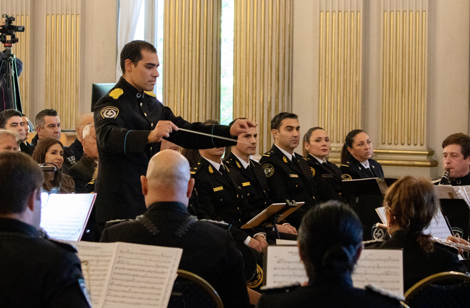 Dirigiendo a la Agrupación Musical con batuta