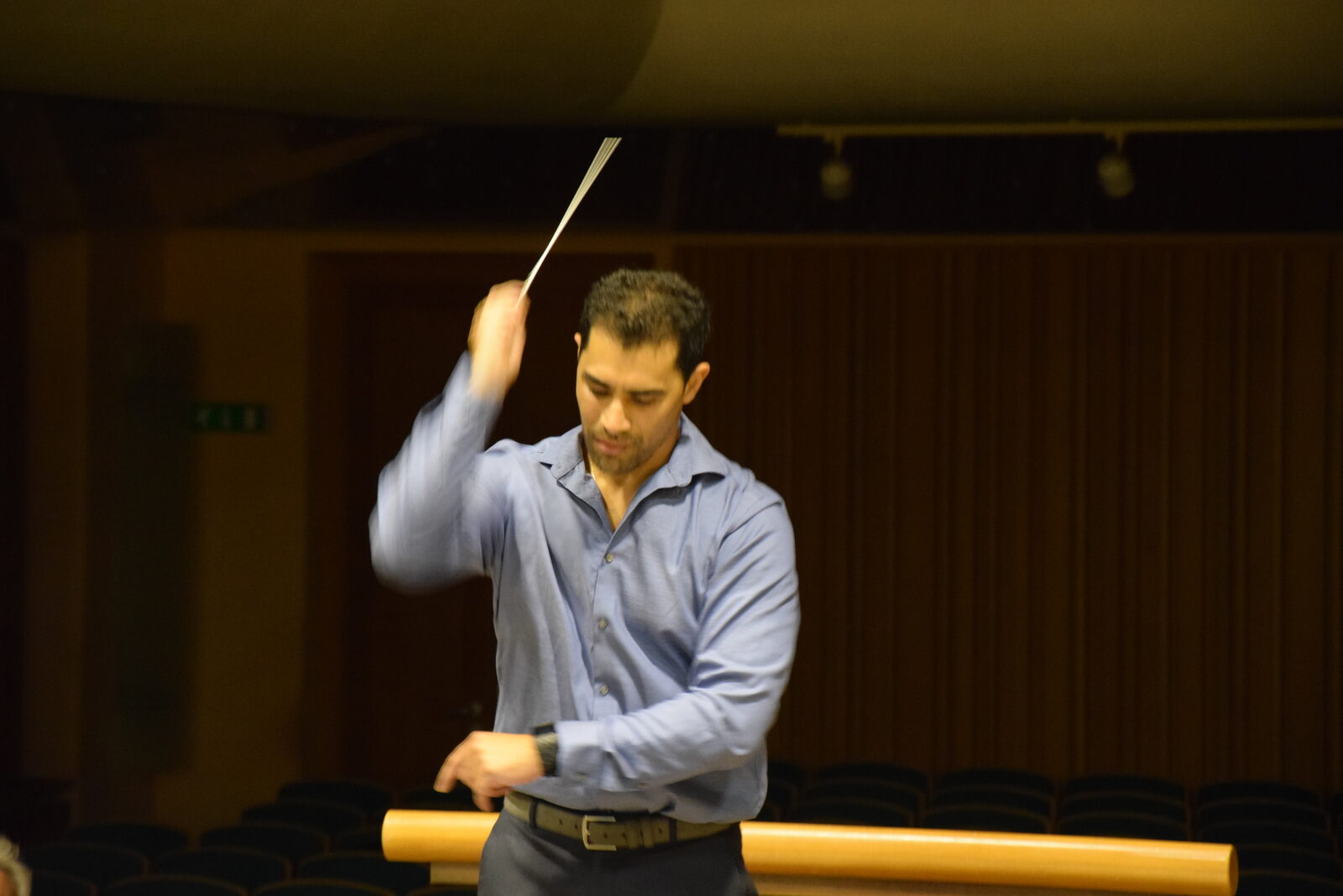 En ensayo con la batuta en alto