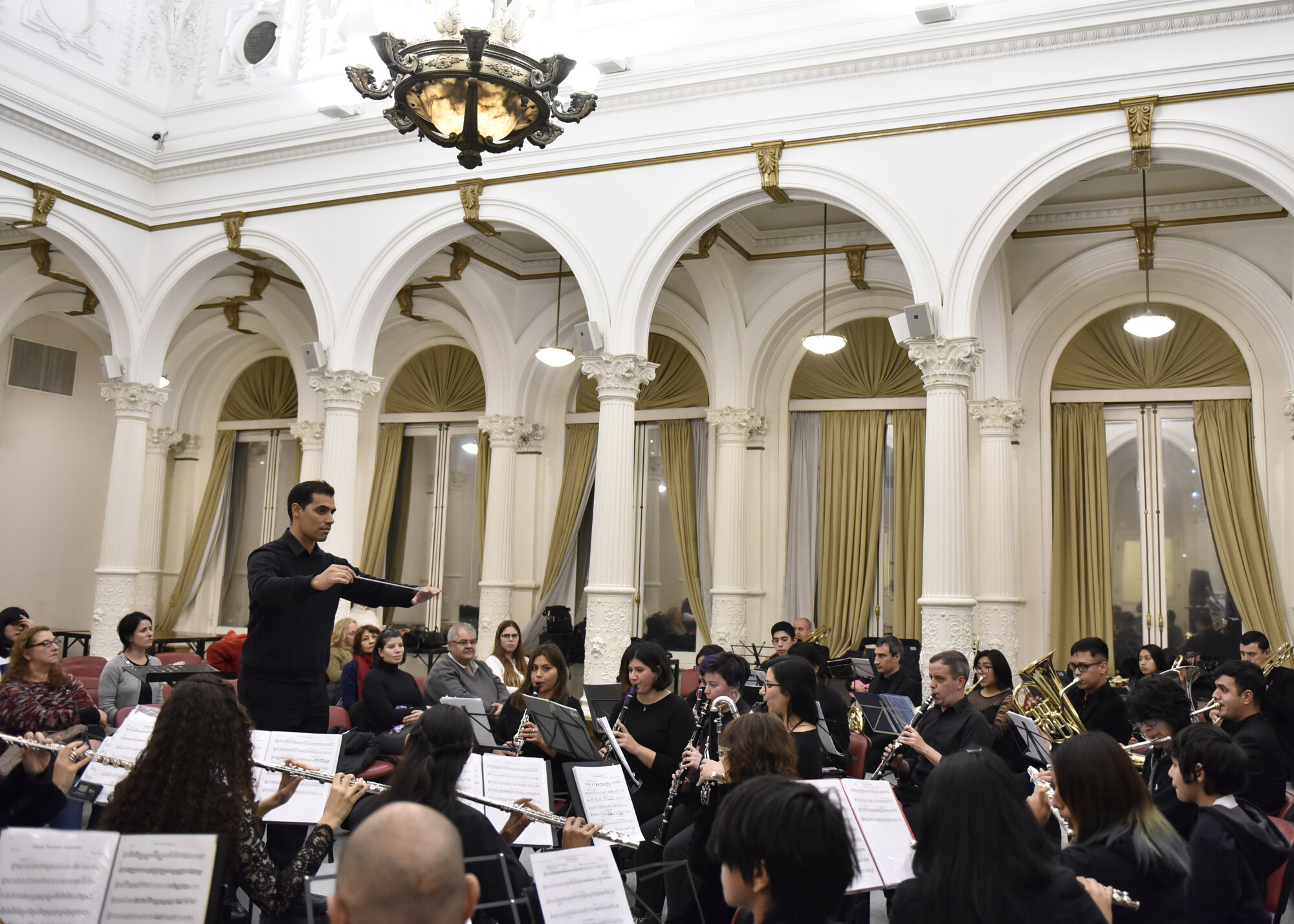 Dirigiendo la Orquesta de Vientos, plano frontal