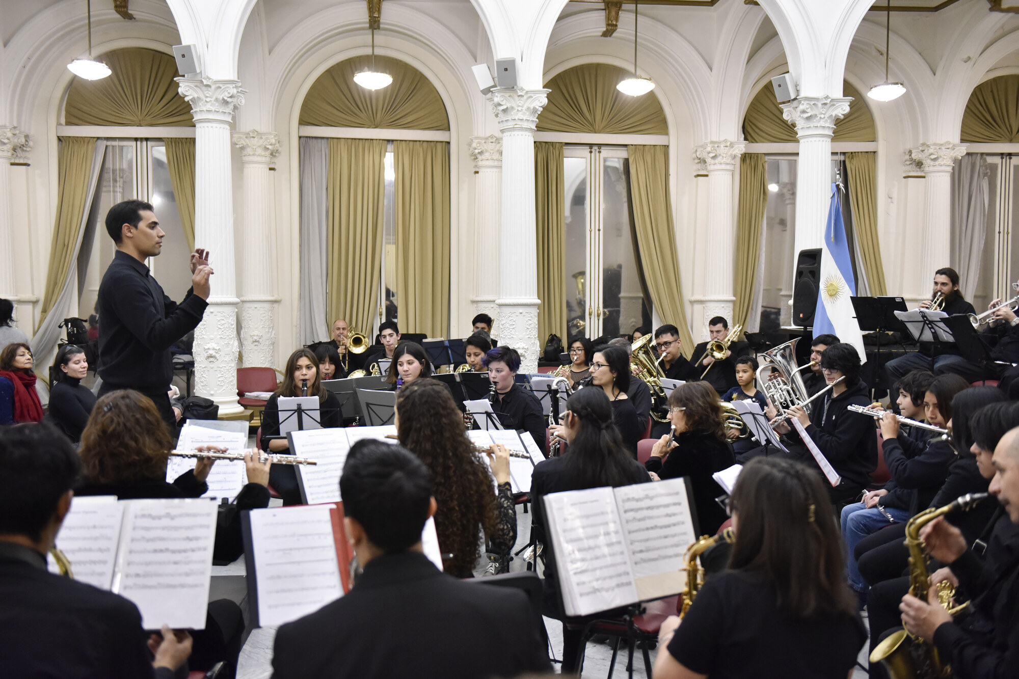 Dirigiendo de perfil con la orquesta delante