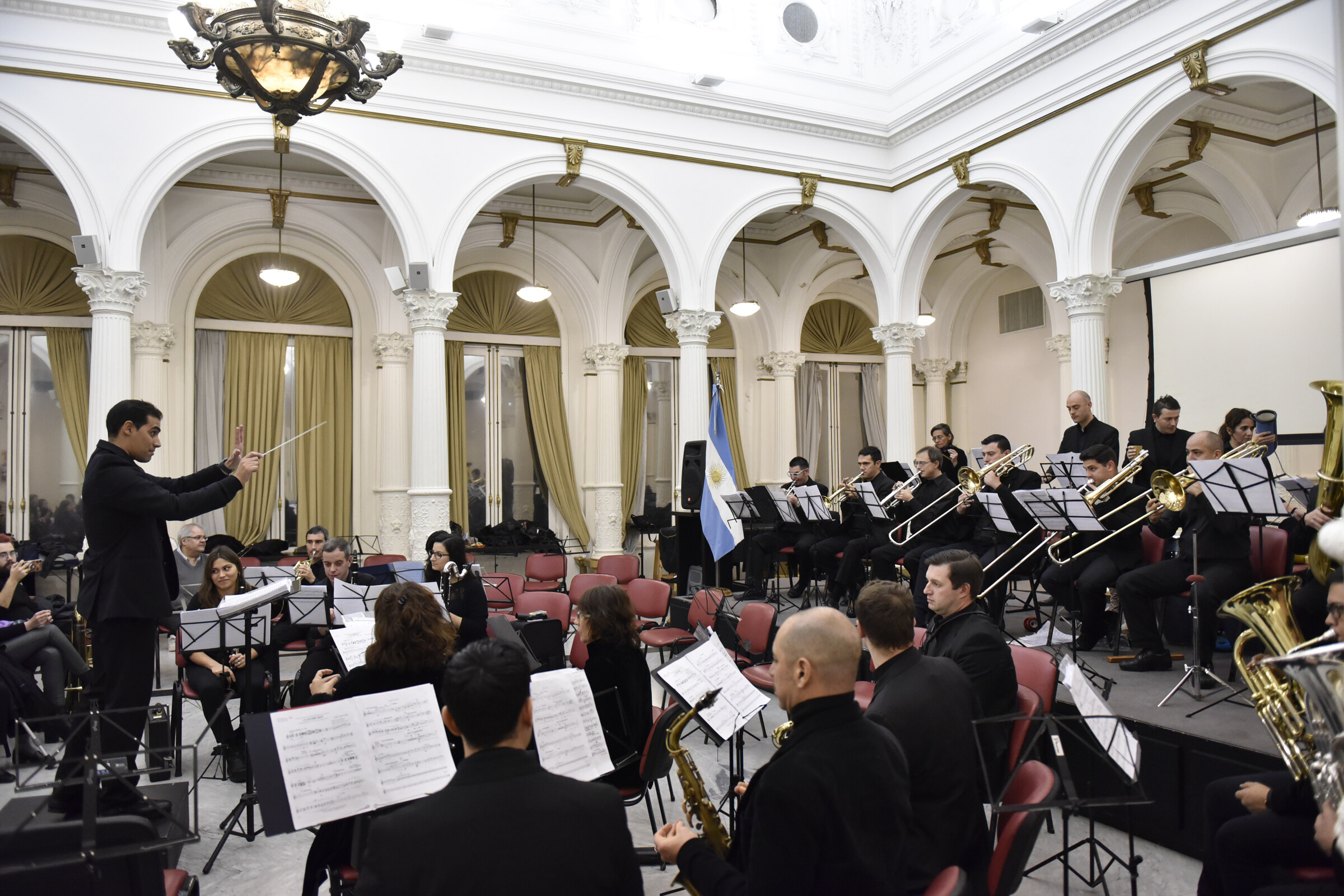 La Orquesta de Vientos en el salón del Palacio Pizzurno